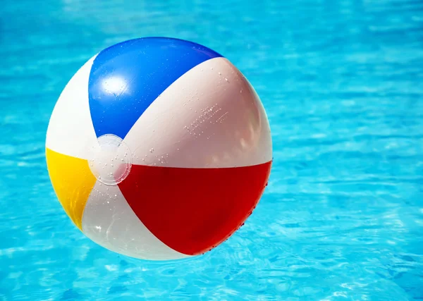 Strandbal in zwembad — Stockfoto