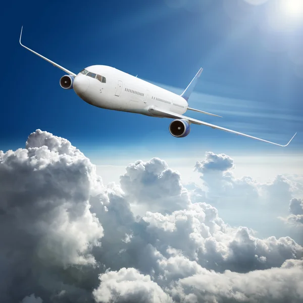 Flygplan ovanför molnen — Stockfoto