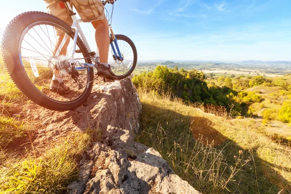 Montanha motociclista olhando para pista de terra downhill — Fotografia de Stock