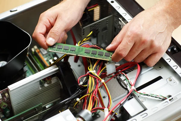 Computer engineer repairing faulty pc — Stock Photo, Image