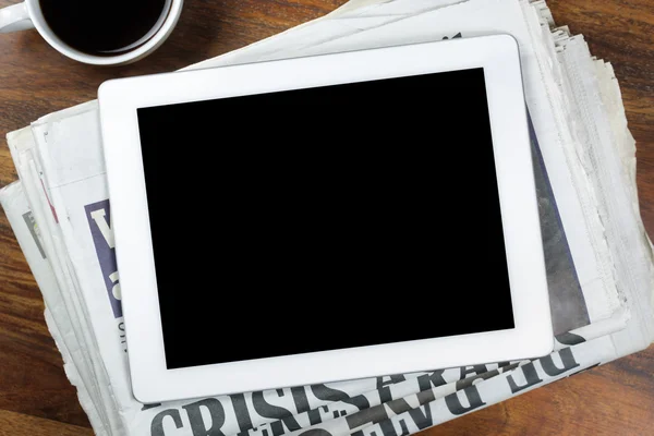 Gazete boş ekran ile tablet — Stok fotoğraf
