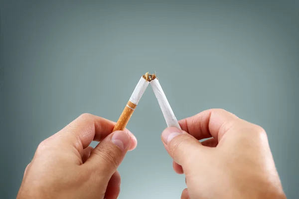 Hombre rompiendo un cigarrillo — Foto de Stock