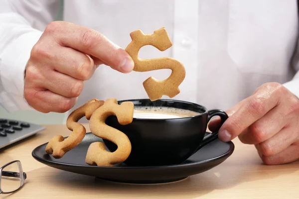 Empresario tomando un descanso para tomar un café — Foto de Stock