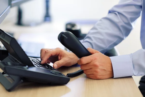 Homem discagem teclado do telefone Fotos De Bancos De Imagens Sem Royalties