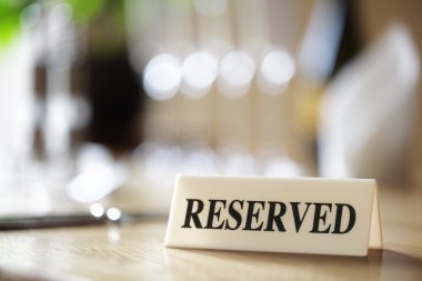 Restoran tablosundaki ayrılmış işareti