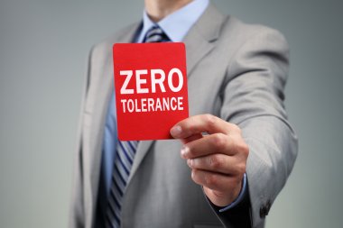 Sıfır tolerans kırmızı kartı gösteren işadamı