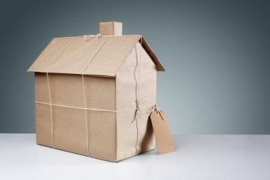 Yeni ev kahverengi kağıt sarılı