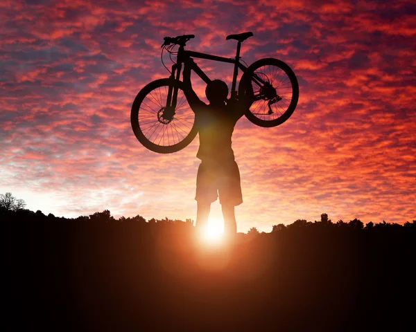 Mountainbiken bij zonsondergang — Stockfoto