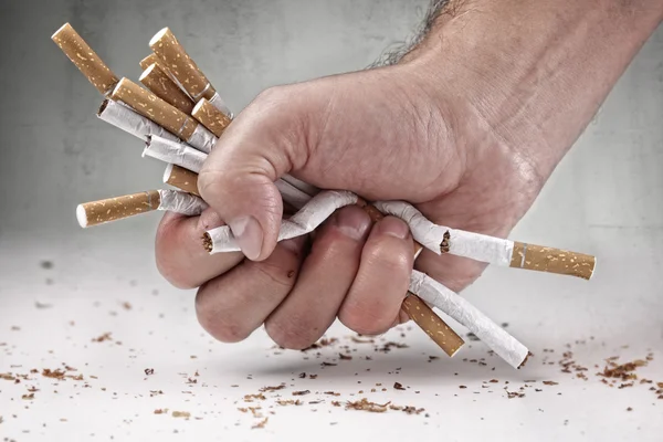 Homem que recusa cigarros — Fotografia de Stock