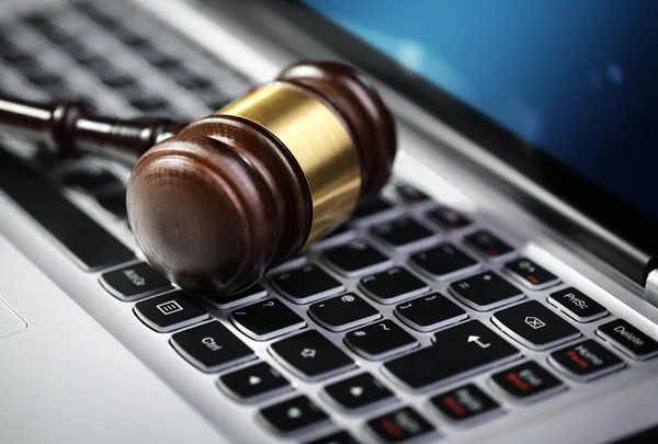 Justitie hamer en laptop computertoetsenbord — Stockfoto