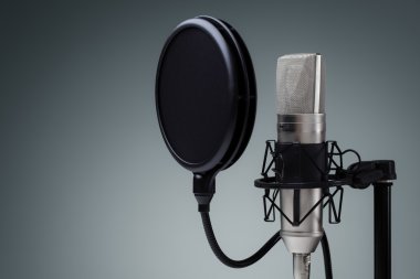 Stüdyo mikrofon ve mikrofon üzerinde pop kalkan