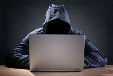 Bilgisayar korsanı bir laptoptan veri çalıyor