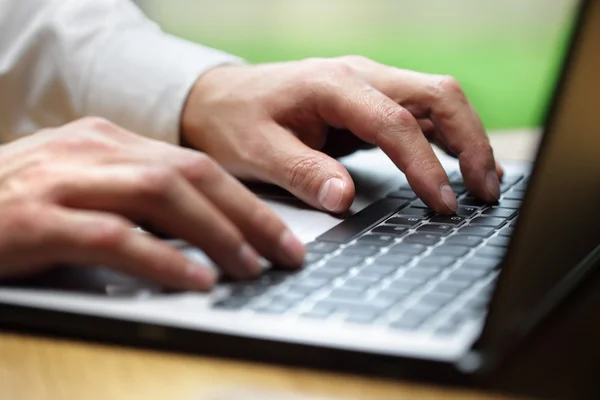 Manos escribiendo en el ordenador portátil — Foto de Stock