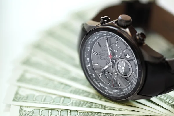 Horloge en geld — Stockfoto