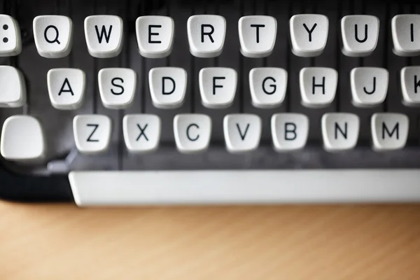 Typewriter on desk — Stock Photo, Image