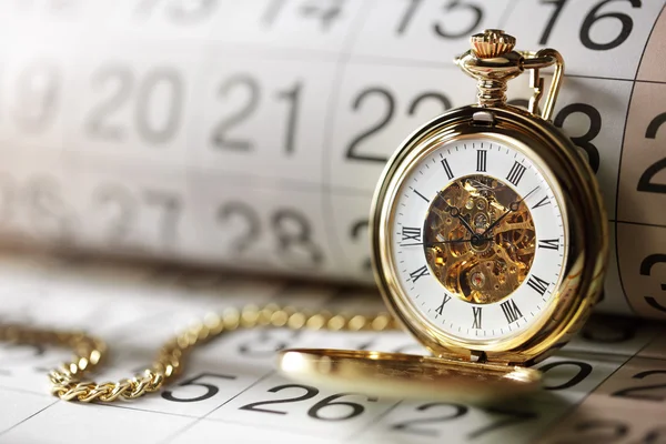 Reloj de bolsillo de oro y calendario — Foto de Stock