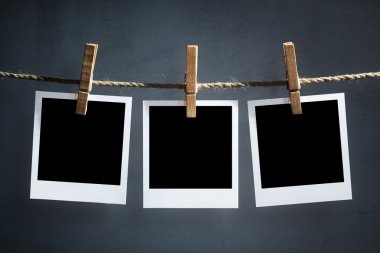 Clothesline üzerinde asılı boş fotoğraf