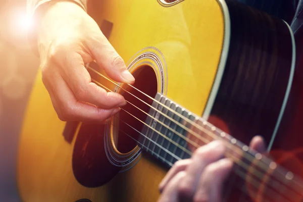 Homem tocando guitarra acústica — Fotografia de Stock