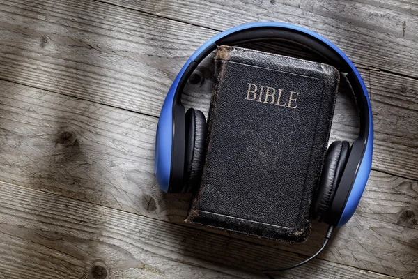 Santa Biblia y auriculares — Foto de Stock