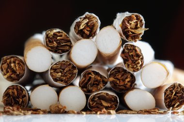 Bir yığın kırık sigara biter