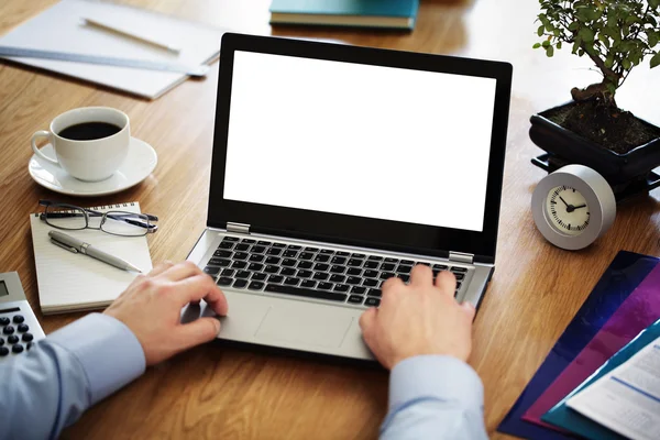 Empresário em uma mesa em um escritório — Fotografia de Stock