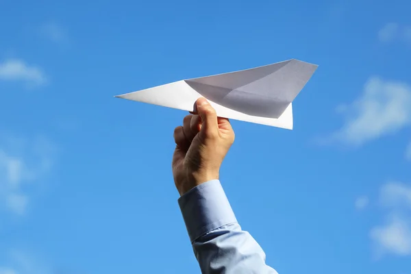 Paper airplane lanseringen — Stockfoto