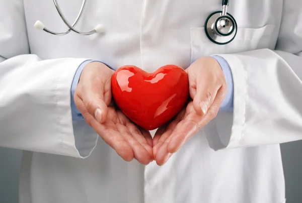 Médico sosteniendo el corazón con cuidado — Foto de Stock