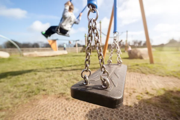 Patio de recreo vacío Swing — Foto de Stock