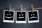 glückliche, traurige und neutrale Emoticons auf Sofortfotos