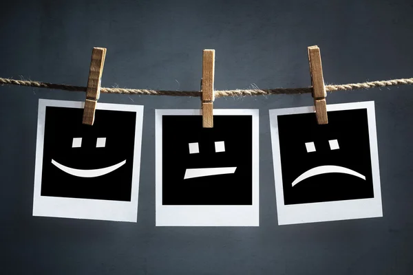 Emoticones felices, tristes y neutrales en fotografías instantáneas impresas — Foto de Stock