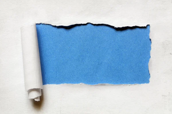 Разорванная бумага на синем фоне — стоковое фото