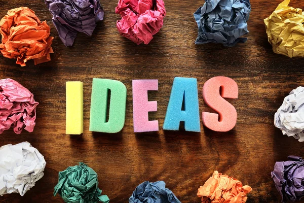 Word ideas and crumpled paper balls — Stock Photo, Image