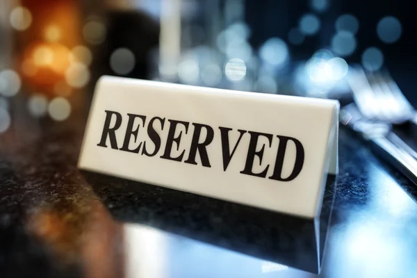 Reserved sign on restaurant table — Stock Photo, Image