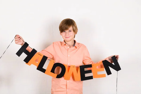 Ein Blonder Junge Hängt Die Aufschrift Halloween Schmückt Sein Zimmer — Stockfoto