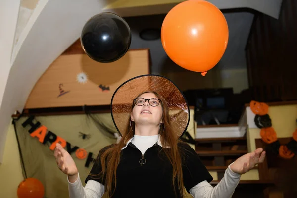 Chica Niño Hermana Hermano Divirtiéndose Jugando Con Globos Halloween Naranjas —  Fotos de Stock