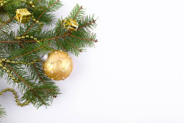 Noel arkaplanı, altın noel baloları ve beyaz arka planda altın süslemeleri olan doğal köknar ağacı dalları, yatay yeni yıl web afişi