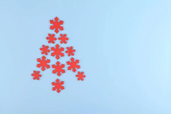 Alternative Christmas Tree Made Red Wooden Snowflakes Decoration Light Blue — 图库照片
