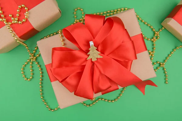 Christmas Gift Boxes Wrapped Recycled Craft Paper Red Ribbon Bow — Foto Stock