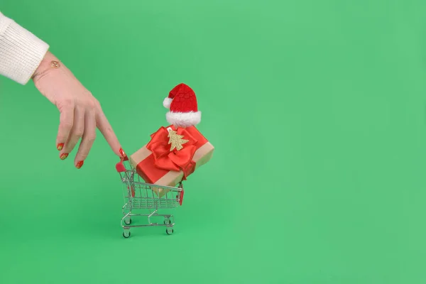 Mano Femenina Tire Carrito Compra Comestibles Con Caja Regalo Con —  Fotos de Stock