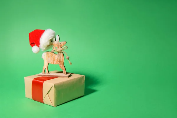 Weihnachten Hölzerne Rentiere Tragen Rote Weihnachtsmütze Auf Einem Weihnachtsgeschenk Auf — Stockfoto