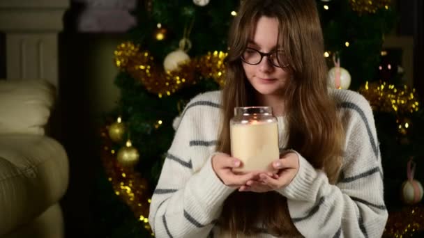 Ein Schönes Mädchen Mit Einer Kerze Auf Einem Weihnachtshintergrund Das — Stockvideo