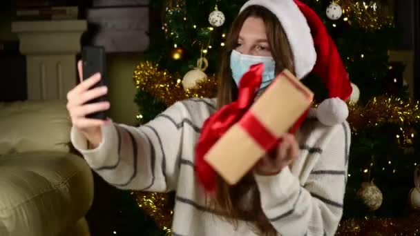 Noel Baba Şapkalı Genç Bayan Noel Yeni Yıl Arkadaşlarını Ailesini — Stok video