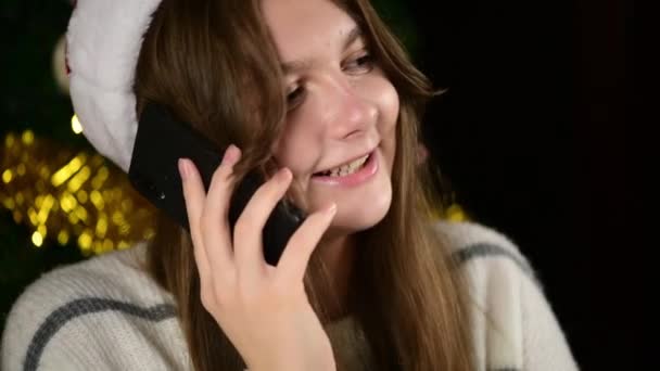 Jonge Vrouw Santa Hoed Feliciteert Haar Vrienden Familie Met Kerstmis — Stockvideo