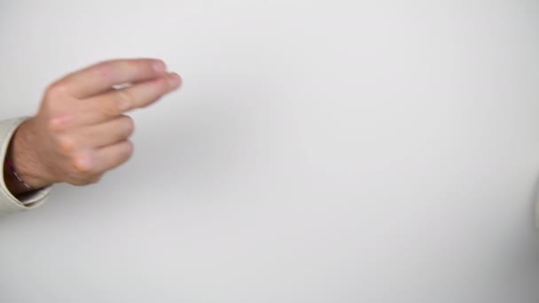 Nsanın Elinin Parmaklarını Şıklatırken Birden Bir Para Beliriyor Avro Kağıtları — Stok video