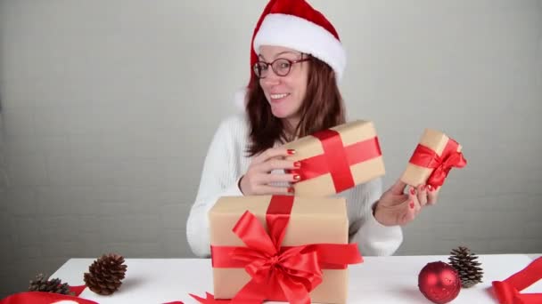 Eine Erwachsene Frau Mit Weihnachtsmütze Tanzt Mit Geschenken Lächelt Und — Stockvideo