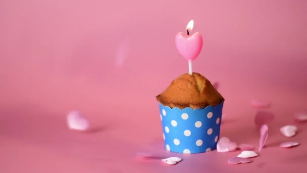 Piccoli Cuori Stanno Cadendo Cupcake Festivo Muffin Con Candela Forma — Video Stock