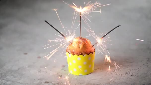 Valentines Day Cupcake Muffin Sparklers Yellow Form Gray Background Celebration — Stock Video