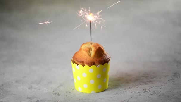 Prachtige Zelfgemaakte Feestelijke Cupcake Muffin Met Sterretjes Gele Decoratie Vorm — Stockvideo