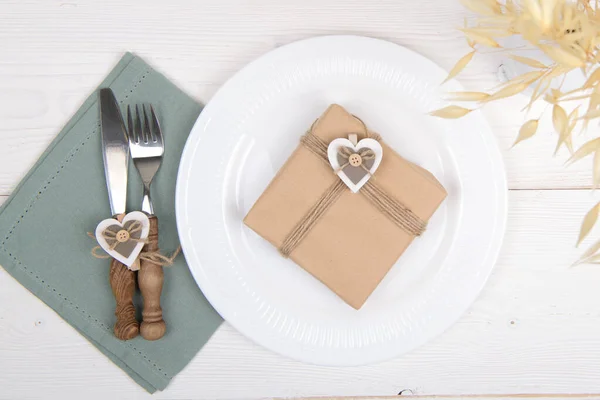 Mesa Romântica Que Ajusta Presente Papel Kraft Com Decoração Coração — Fotografia de Stock