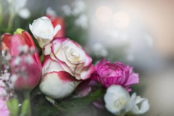 Lindo Buquê Rosas Com Fundo Withe Borrado Flores Decoradas Com — Fotografia de Stock